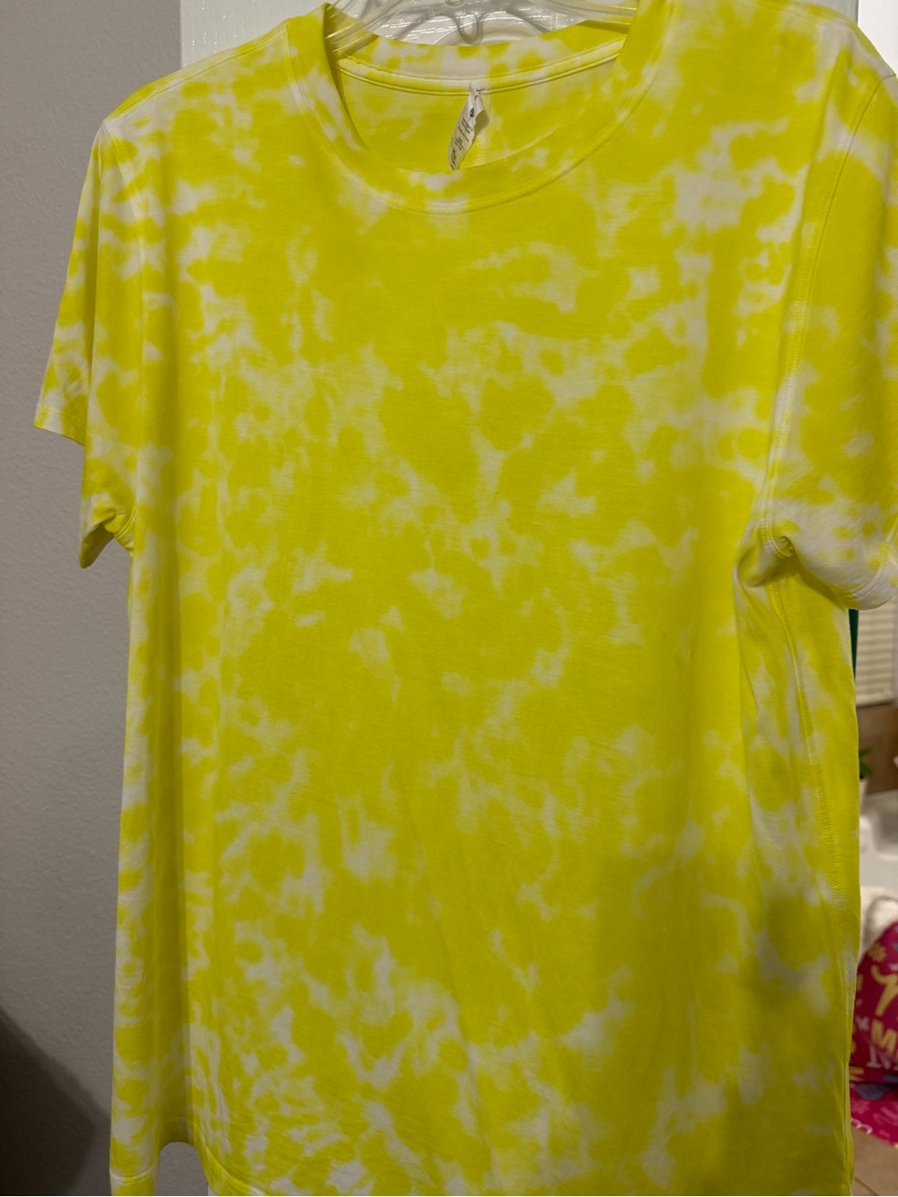Women’s lululemon bright Yellow Tie-Dye Short Sleeve Tee size 6